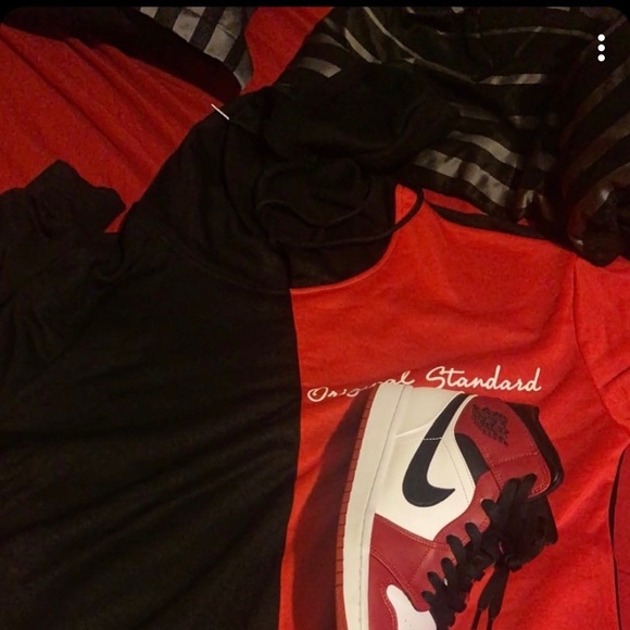 Jordan 1 Chicago with a hoodie - Picture 4 of 4